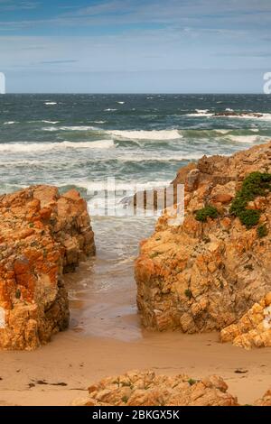 Südafrika, Westkap, Plettenberg Bay, Lookout Beach, Rocky Shore im Lookout Deck Restaurant Stockfoto