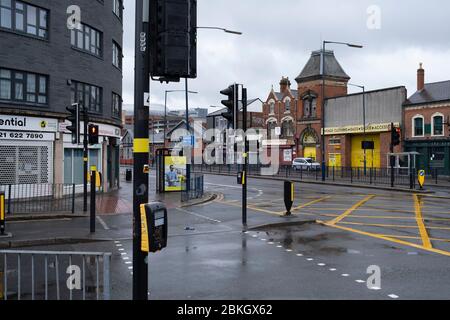 Straßenszene auf der High Street Deritend in Digbeth im Stadtzentrum von Birmingham, das an einem regnerischen Nachmittag am 28. April 2020 in Birmingham, England, Großbritannien, unter der Sperre des Coronavirus praktisch verlassen ist. Die zweite Stadt der Briten befindet sich seit einigen Jahren im Umbauzustand, aber mit vielen veralteten architektonischen Überresten, die noch erhalten sind, erscheint die städtische Landschaft an einem grauen Tag wie eingefroren in der Zeit. Coronavirus oder Covid-19 ist eine neue Atemwegserkrankung, die bisher beim Menschen nicht beobachtet wurde. Während viele oder Europa in Lockdown gesteckt wurden, hat die britische Regierung in p gesetzt Stockfoto