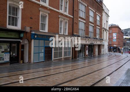 Leere Straßenbahnlinien, die vom Rathaus zum Grand Central im Stadtzentrum von Birmingham hinunterführen, das an einem regnerischen Nachmittag am 28. April 2020 in Birmingham, England, Großbritannien, unter der Sperre des Coronavirus praktisch verlassen ist. Die zweite Stadt der Briten befindet sich seit einigen Jahren im Umbauzustand, aber mit vielen veralteten architektonischen Überresten, die noch erhalten sind, erscheint die städtische Landschaft an einem grauen Tag wie eingefroren in der Zeit. Coronavirus oder Covid-19 ist eine neue Atemwegserkrankung, die bisher beim Menschen nicht beobachtet wurde. Während viel oder Europa in Lockdown gesetzt wurde, die UK Gover Stockfoto