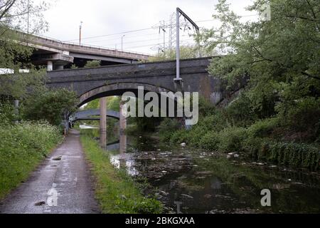 Szene am Gravelly Hill Interchange, auch bekannt als Spaghetti Junction, der unter der Sperrung des Coronavirus praktisch verlassen ist, während am 29. April 2020 in Birmingham, England, Großbritannien, weit weniger Fahrzeuge über dem Berg vorbeifahren. Der Begriff Spaghetti Junction wurde ursprünglich verwendet, um Gravelly Hill Interchange auf der Autobahn M6 zu bezeichnen in einem Artikel, der am 1. Juni 1965 in der Birmingham Evening Mail veröffentlicht wurde, beschrieb der Journalist Roy Smith Pläne für die Kreuzung als eine Kreuzung zwischen einem Teller Spaghetti und einem Erfolgloser Versuch eines Staffordshire-Knotens. Coronavirus oder Covid-19 ist eine neue Atemwegserkrankung tha Stockfoto