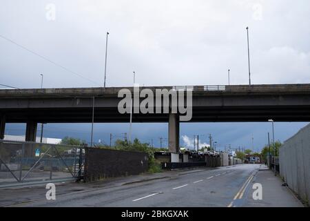 Szene am Gravelly Hill Interchange, auch bekannt als Spaghetti Junction, der unter der Sperrung des Coronavirus praktisch verlassen ist, während am 29. April 2020 in Birmingham, England, Großbritannien, weit weniger Fahrzeuge über dem Berg vorbeifahren. Der Begriff Spaghetti Junction wurde ursprünglich verwendet, um Gravelly Hill Interchange auf der Autobahn M6 zu bezeichnen in einem Artikel, der am 1. Juni 1965 in der Birmingham Evening Mail veröffentlicht wurde, beschrieb der Journalist Roy Smith Pläne für die Kreuzung als eine Kreuzung zwischen einem Teller Spaghetti und einem Erfolgloser Versuch eines Staffordshire-Knotens. Coronavirus oder Covid-19 ist eine neue Atemwegserkrankung tha Stockfoto