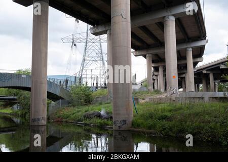 Szene am Gravelly Hill Interchange, auch bekannt als Spaghetti Junction, der unter der Sperrung des Coronavirus praktisch verlassen ist, während am 29. April 2020 in Birmingham, England, Großbritannien, weit weniger Fahrzeuge über dem Berg vorbeifahren. Der Begriff Spaghetti Junction wurde ursprünglich verwendet, um Gravelly Hill Interchange auf der Autobahn M6 zu bezeichnen in einem Artikel, der am 1. Juni 1965 in der Birmingham Evening Mail veröffentlicht wurde, beschrieb der Journalist Roy Smith Pläne für die Kreuzung als eine Kreuzung zwischen einem Teller Spaghetti und einem Erfolgloser Versuch eines Staffordshire-Knotens. Coronavirus oder Covid-19 ist eine neue Atemwegserkrankung tha Stockfoto