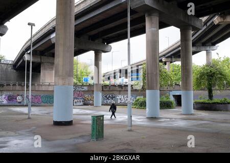 Szene am Gravelly Hill Interchange, auch bekannt als Spaghetti Junction, der unter der Sperrung des Coronavirus praktisch verlassen ist, während am 29. April 2020 in Birmingham, England, Großbritannien, weit weniger Fahrzeuge über dem Berg vorbeifahren. Der Begriff Spaghetti Junction wurde ursprünglich verwendet, um Gravelly Hill Interchange auf der Autobahn M6 zu bezeichnen in einem Artikel, der am 1. Juni 1965 in der Birmingham Evening Mail veröffentlicht wurde, beschrieb der Journalist Roy Smith Pläne für die Kreuzung als eine Kreuzung zwischen einem Teller Spaghetti und einem Erfolgloser Versuch eines Staffordshire-Knotens. Coronavirus oder Covid-19 ist eine neue Atemwegserkrankung tha Stockfoto