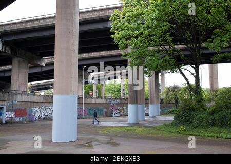 Szene am Gravelly Hill Interchange, auch bekannt als Spaghetti Junction, der unter der Sperrung des Coronavirus praktisch verlassen ist, während am 29. April 2020 in Birmingham, England, Großbritannien, weit weniger Fahrzeuge über dem Berg vorbeifahren. Der Begriff Spaghetti Junction wurde ursprünglich verwendet, um Gravelly Hill Interchange auf der Autobahn M6 zu bezeichnen in einem Artikel, der am 1. Juni 1965 in der Birmingham Evening Mail veröffentlicht wurde, beschrieb der Journalist Roy Smith Pläne für die Kreuzung als eine Kreuzung zwischen einem Teller Spaghetti und einem Erfolgloser Versuch eines Staffordshire-Knotens. Coronavirus oder Covid-19 ist eine neue Atemwegserkrankung tha Stockfoto