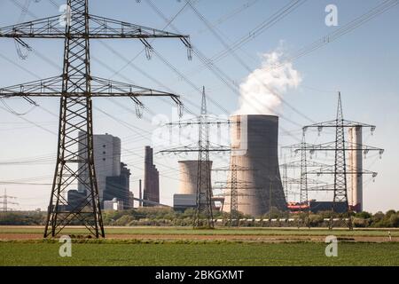 Hochspannungsleitungen und das Braunkohlekraftwerk Niederaussem, Bergheim, Nordrhein-Westfalen, Deutschland. Hochspannungs slements and the Br Stockfoto