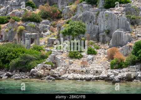 Ruinen der versunkenen antiken Stadt Dolichiste im nördlichen Teil der Kekova-Insel. Verheerendes Erdbeben im 2. Jahrhundert n. Chr. Stockfoto