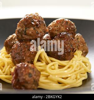 Fleischbällchen und Pasta Stockfoto