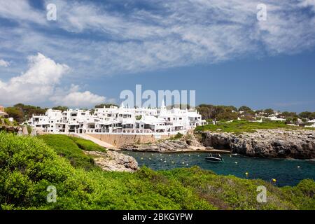 Blick über das Wasser in Richtung des traditionellen weißen Weilers Binibeca Vell, Menorca, Spanien Stockfoto