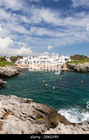 Blick über das Wasser in Richtung des traditionellen weißen Weilers Binibeca Vell, Menorca, Spanien Stockfoto