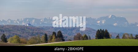 Panorama der Wettersteinkette mit Zugspitze (Deutschlands höchster Berg). Links Kloster Andechs - eine berühmte & beliebte benediktinerabtei. Stockfoto