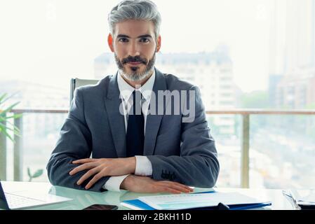Porträt der Geschäftsmann im Büro Stockfoto