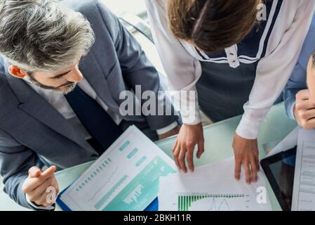 Geschäftsleute, die über Graph sprechen Stockfoto