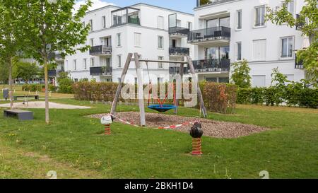 München, Bayern / Deutschland - 3. Mai 2020: Geschlossener Spielplatz mit rot-weißem Absperrband. Spielplätze am 6. Mai wieder eröffnet (waren wegen Covid-19 geschlossen) Stockfoto