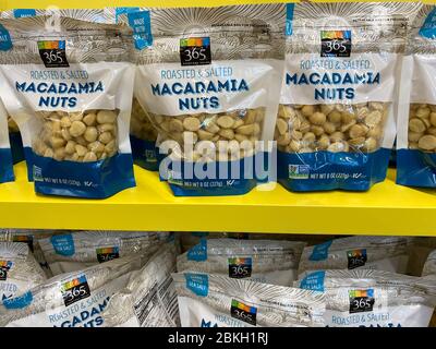 Orlando,FL/USA-5/3/20: Eine Anzeige der Beutel von Macadamia-Nüssen in einem Whole Foods Lebensmittelgeschäft. Stockfoto