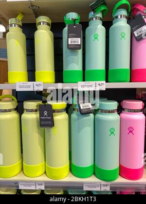 Orlando,FL/USA-5/3/20: Eine Anzeige von Taschen von Hydroflask wiederverwendbaren Wasserflaschen in einem Whole Foods Lebensmittelgeschäft. Stockfoto