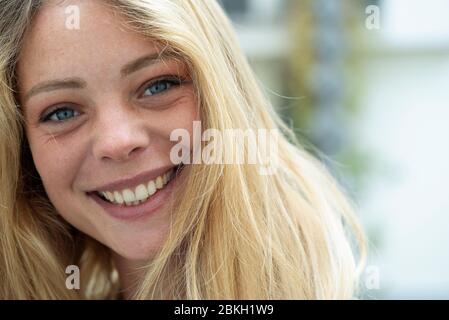 Junge Frau in Nahaufnahme Stockfoto