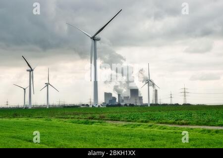 Wind- und Kohlekraftwerke - Windenergieanlagen und RWE Braunkohlestromkraftwerke in der Rhein-Erft-Region Bergheim, Deutschland. Stockfoto