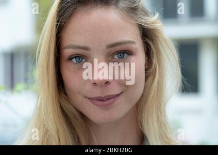 Junge Frau in Nahaufnahme Stockfoto