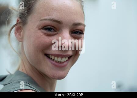 Junge Frau in Nahaufnahme Stockfoto