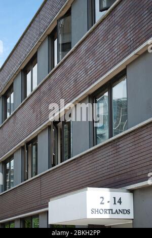 Graue Ziegelfenster Horizontale Bandung Monochrom 2-14 Shortlands, Hammersmith, London W6 Stockfoto