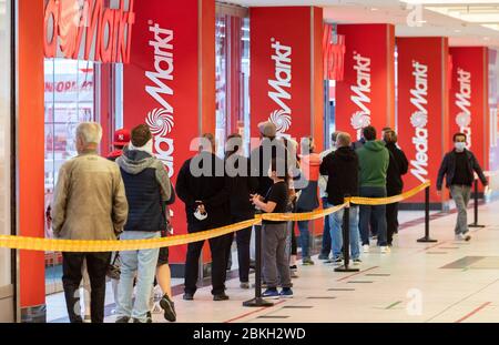 Dresden, Deutschland. Mai 2020. Kunden stehen auf dem Elbepark vor einem Elektronikmarkt Schlange. Ab heute dürfen Einkaufszentren im Freistaat wieder geöffnet werden. Quelle: Robert Michael/dpa-Zentralbild/dpa/Alamy Live News Stockfoto