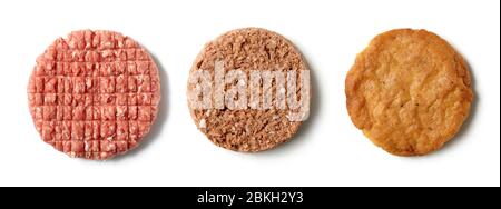 Verschiedene Fleisch und Fleisch frei Pflanze basiert Burger isoliert auf weißem Hintergrund, Draufsicht Stockfoto