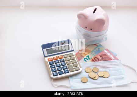 Taschenrechner, Euro-Banknoten und Coronavirus in Europa Stockfoto