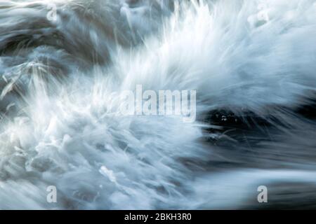 Lange Exposition einer Welle, wie es bricht auf einen Strand entlang der Küste in Costa Rica. Stockfoto