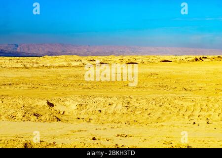 Landschaft von lissan Marl Felsen und die edom Berge, entlang der Arava Frieden Straße, im Süden Israels Stockfoto