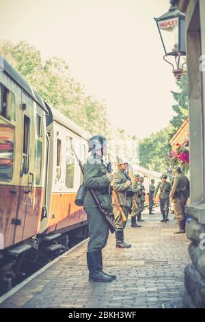 Severn Valley Railway Sommerveranstaltung im Zweiten Weltkrieg der 1940er Jahre, Großbritannien. Deutsche Nazi-Soldaten im Dienst, besetzt Vintage-Bahnhof. Stockfoto