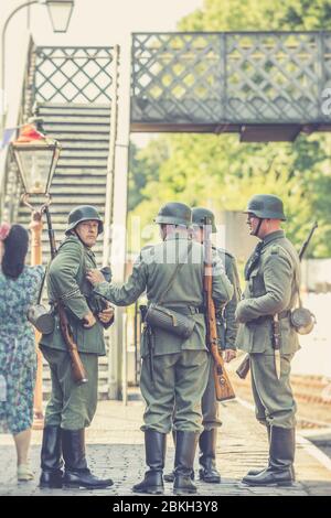 Severn Valley Railway Sommerveranstaltung im Zweiten Weltkrieg der 1940er Jahre, Großbritannien. Deutsche Nazi-Soldaten im Dienst, besetzt Vintage-Bahnhof. Stockfoto