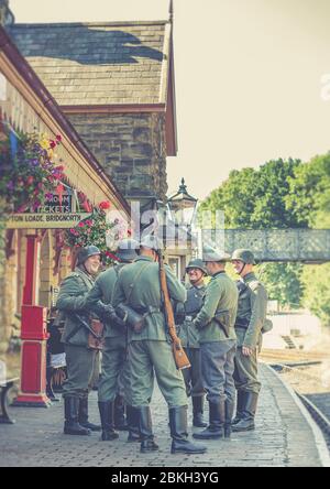 Severn Valley Railway Sommerveranstaltung im Zweiten Weltkrieg der 1940er Jahre, Großbritannien. Deutsche Nazi-Soldaten im Dienst, besetzt Vintage-Bahnhof. Stockfoto