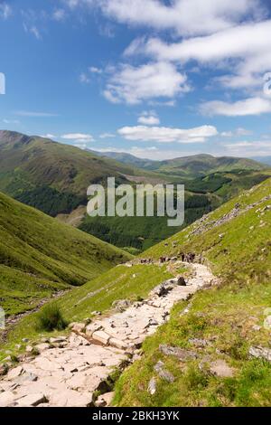 Steinpfad und grüne Täler auf Ben Nevis, schottische Highlands, Schottland Stockfoto