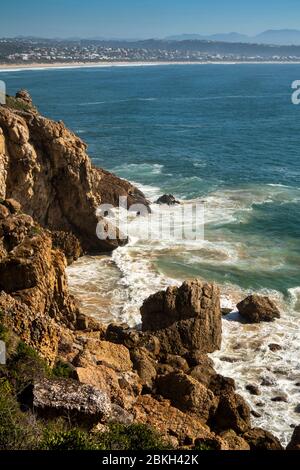 Südafrika, Westkap, Plettenberg Bay, Robberg Nature Reserve, felsige Küste neben Wanderweg Stockfoto