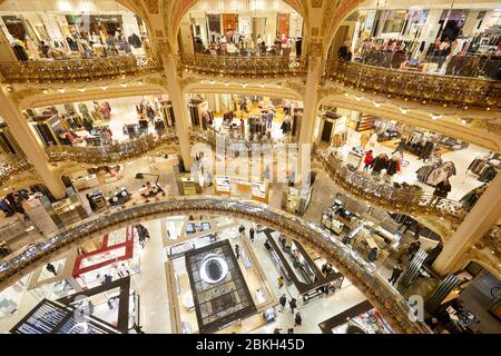 PARIS - 6. NOVEMBER 2019: Galeries Lafayette Interior mit Lancome und Clarins Shops in Paris Stockfoto