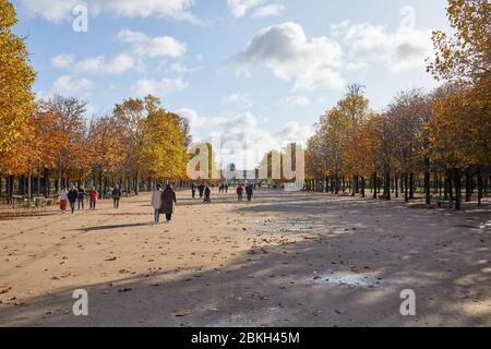 PARIS - 7. NOVEMBER 2019: Tuileries Garten, Spaziergang mit Menschen in einem sonnigen Herbsttag in Paris Stockfoto