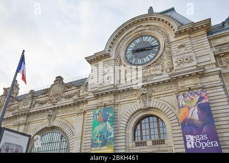 PARIS, FRANKREICH - 8. NOVEMBER 2019: Gare D'Orsay oder Orsay Museumsgebäude Fassade mit Uhr in einem bewölkten Tag in Paris Stockfoto