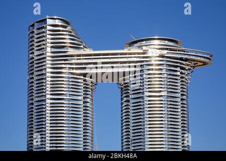 DUBAI, VEREINIGTE ARABISCHE EMIRATE - 22. NOVEMBER 2019: Adresse Sky View Luxushotel an einem sonnigen Tag, klaren blauen Himmel in Dubai Stockfoto