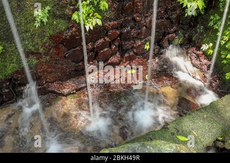 Heilige Wasserquellen im Pakerisan Tal am Grabkomplex Tampaksiring. Gunung Kawi, Bali, Indonesien. Opfer an die Götter auf dem Altar. Ich Stockfoto