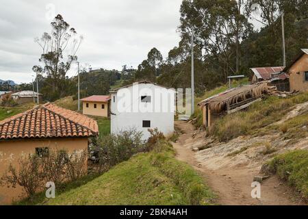 Kleines Dorf in den Anden Stockfoto