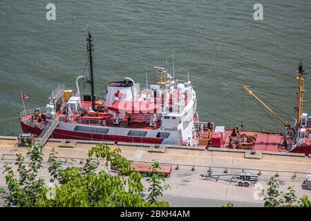 Quebec City, Kanada, Juli 2012 - das Schiff der kanadischen Küstenwache und der Eisbrecher dockten am St. Lawrence River in Quebec City an. Stockfoto