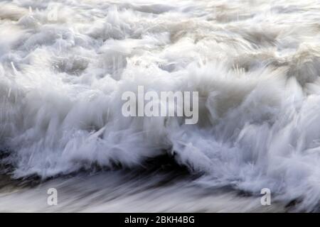 Lange Exposition einer Welle, wie es bricht auf einen Strand entlang der Küste in Costa Rica. Stockfoto