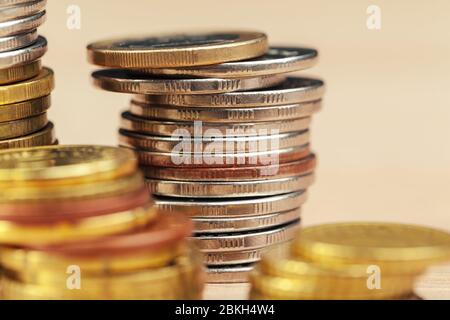 Stapel von Münzen auf Arbeitstisch. Nahaufnahme. Stockfoto