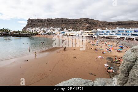 Mogan Beach, Gran Canaria, Kanarische Inseln. Der Strand an der Bucht von Mogan, einem beliebten Ferienort und Yachthafen an der südlichen Küste von Gran Canaria Stockfoto