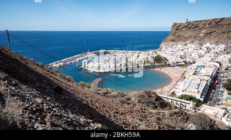 Puerto de Mogan an der Südküste von Gran Canaria auf den Kanarischen Inseln mit Strand, Bucht, Hafen und Yachthafen sichtbar. Stockfoto