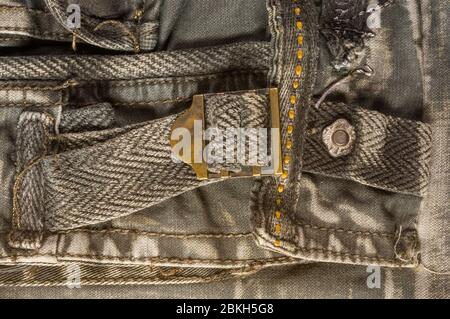 Bekleidung stonewashed Baumwollgewebe Textur mit Nieten, Schnallen, Knöpfe und Nieten, Makro Stockfoto