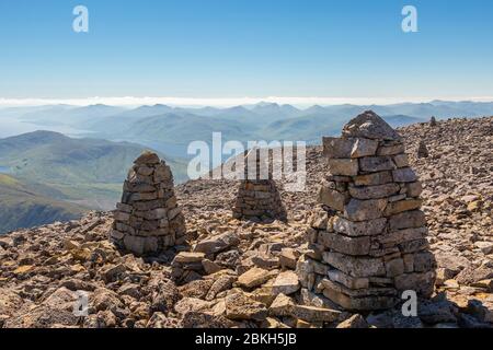 steinsteinhaufen auf dem Gipfel des Ben Nevis, schottische Highlands, Schottland Stockfoto