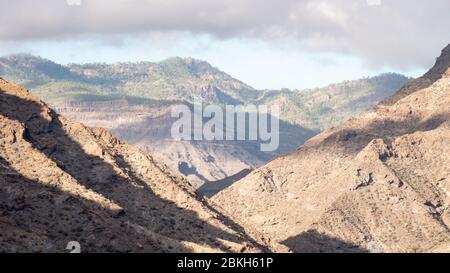 Gran Canaria Berge, Kanarische Inseln. Die felsige, trockene Landschaft und vulkanische Geologie von Gran Canaria, einer der größten der Kanarischen Inseln. Stockfoto