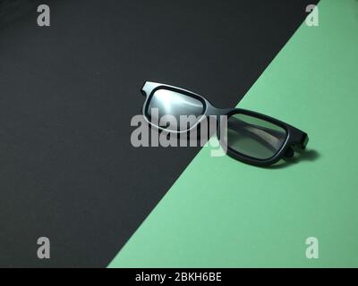 Schwarze 3D-Kunststoffbrille auf farbigem Hintergrund. Stockfoto