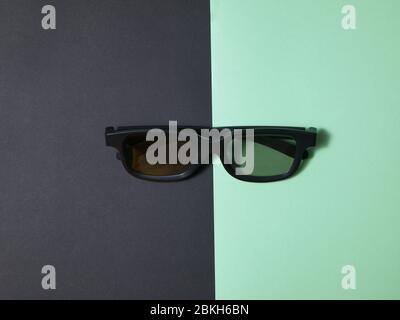 Schwarze 3D-Kunststoffbrille auf farbigem Hintergrund. Stockfoto